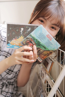 扒开粉嫩尿口露出大胸美女